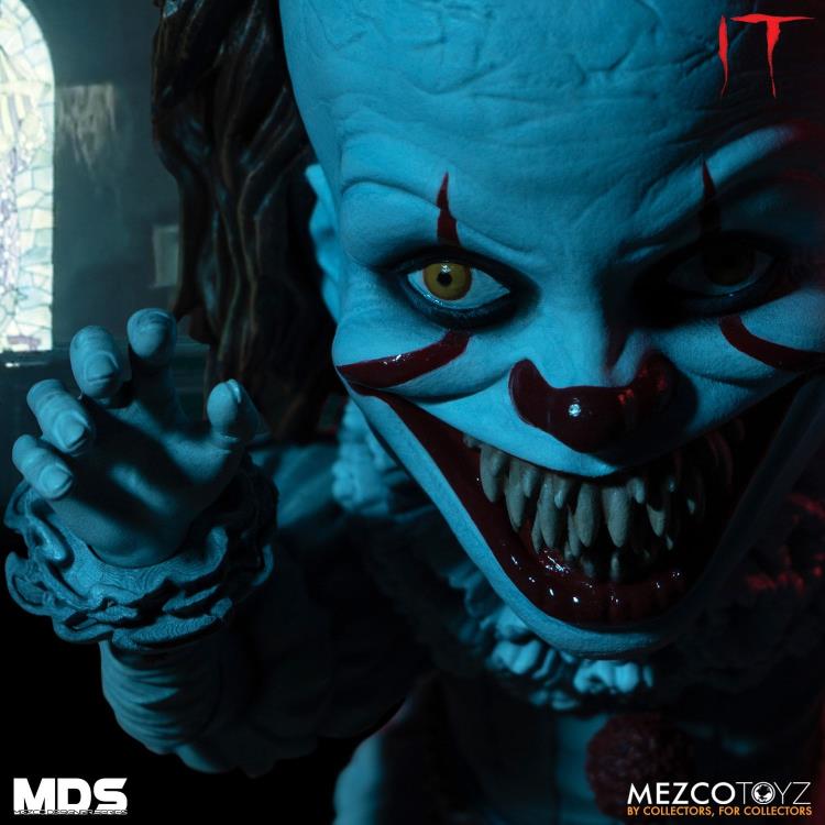 IT (2017) Mezco Designer Series Deluxe Pennywise Gallery Image 7