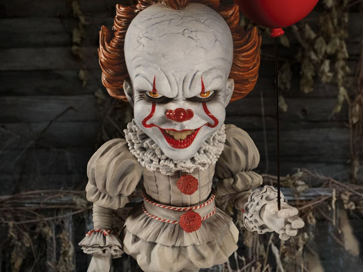 IT (2017) Mezco Designer Series Deluxe Pennywise Gallery Image 1