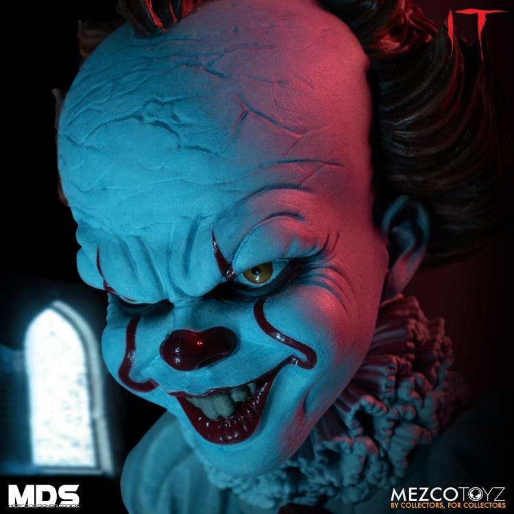 IT (2017) Mezco Designer Series Deluxe Pennywise Gallery Image 5