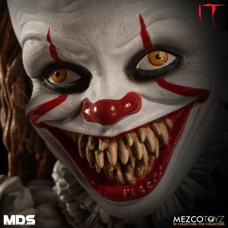 IT (2017) Mezco Designer Series Deluxe Pennywise Gallery Image 8