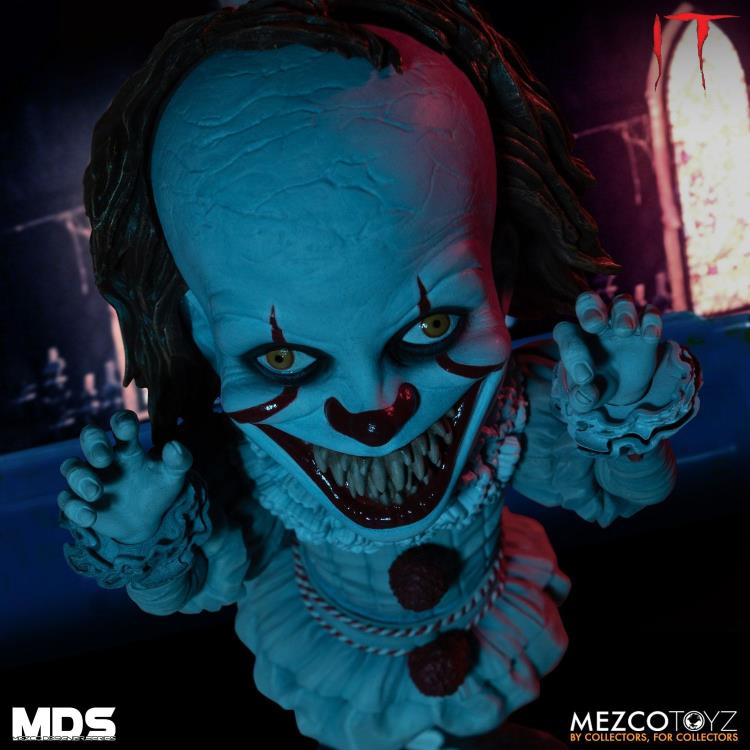 IT (2017) Mezco Designer Series Deluxe Pennywise Gallery Image 6