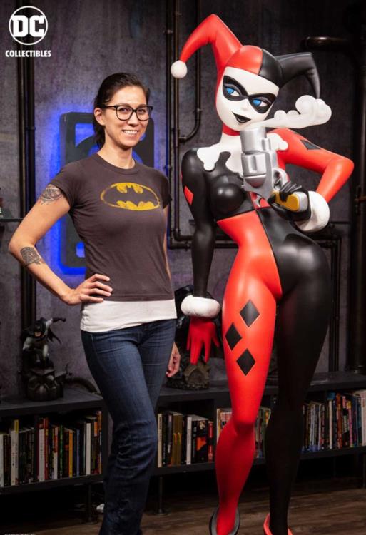 DC Gallery Harley Quinn Life-Size Limited Edition Statue Gallery Image 11