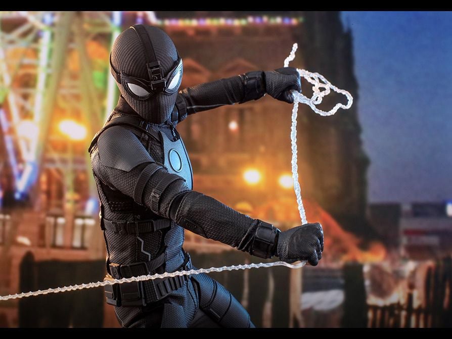 Spider-Man: Far From Home MMS541 Spider-Man (Stealth Suit) Deluxe 1/6th Scale Collectible Figure Gallery Image 16