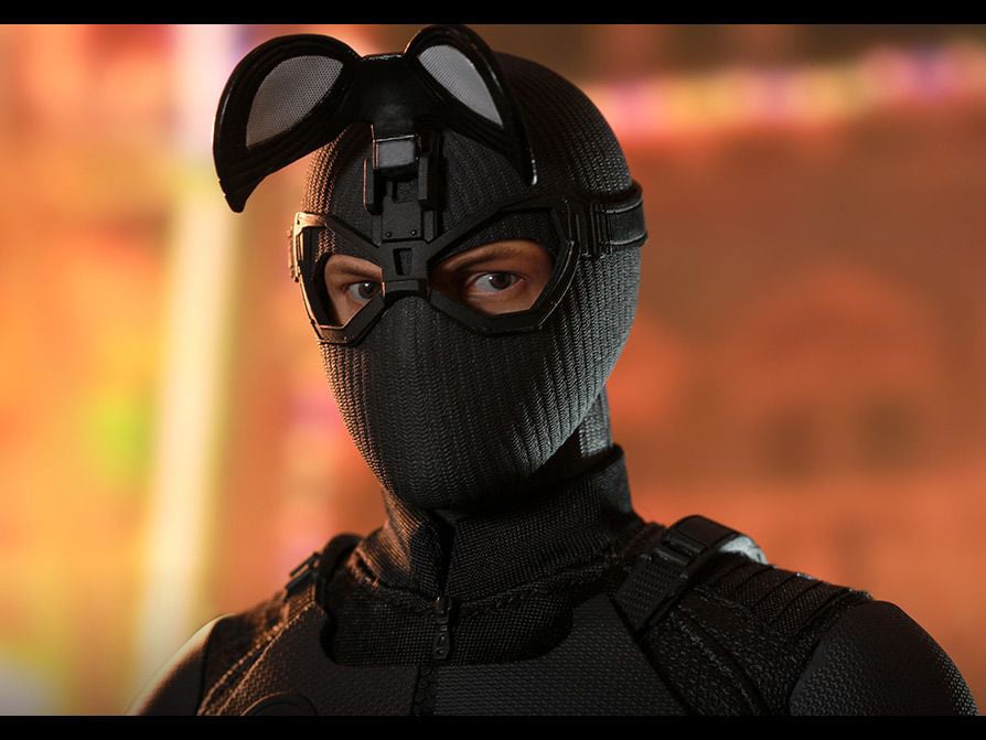 Spider-Man: Far From Home MMS541 Spider-Man (Stealth Suit) Deluxe 1/6th Scale Collectible Figure Gallery Image 17
