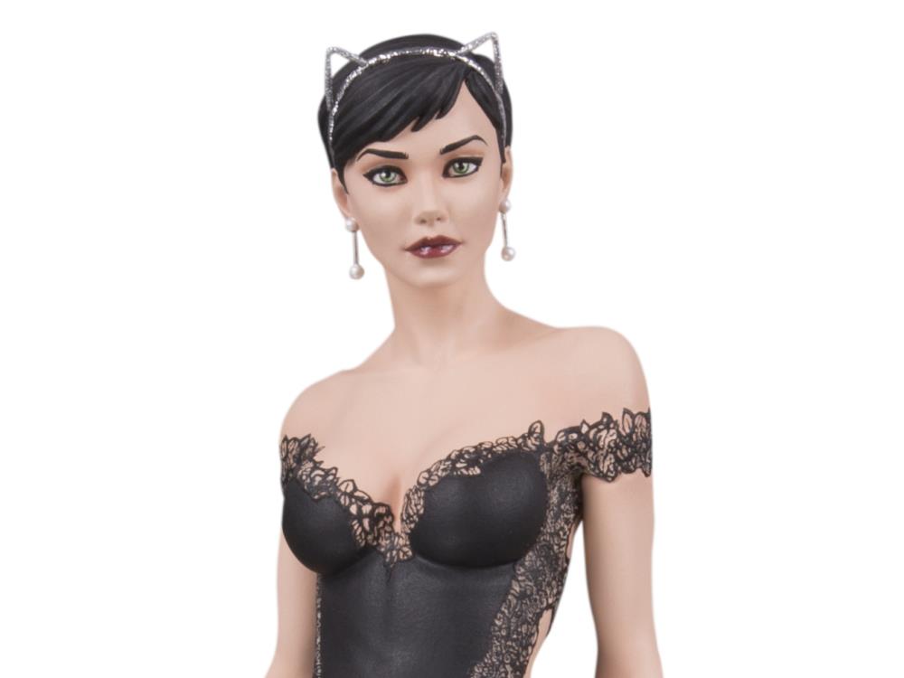 Cover Girls of the DC Universe Catwoman Limited Edition Statue (Joelle Jones) Gallery Image 4