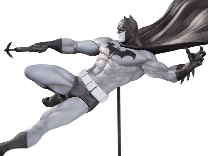 Batman Black and White Limited Edition Statue (Doug Mahnke) Gallery Image 1