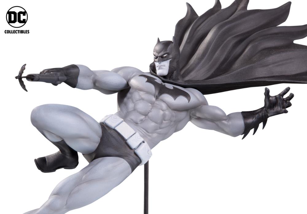 Batman Black and White Limited Edition Statue (Doug Mahnke) Gallery Image 5