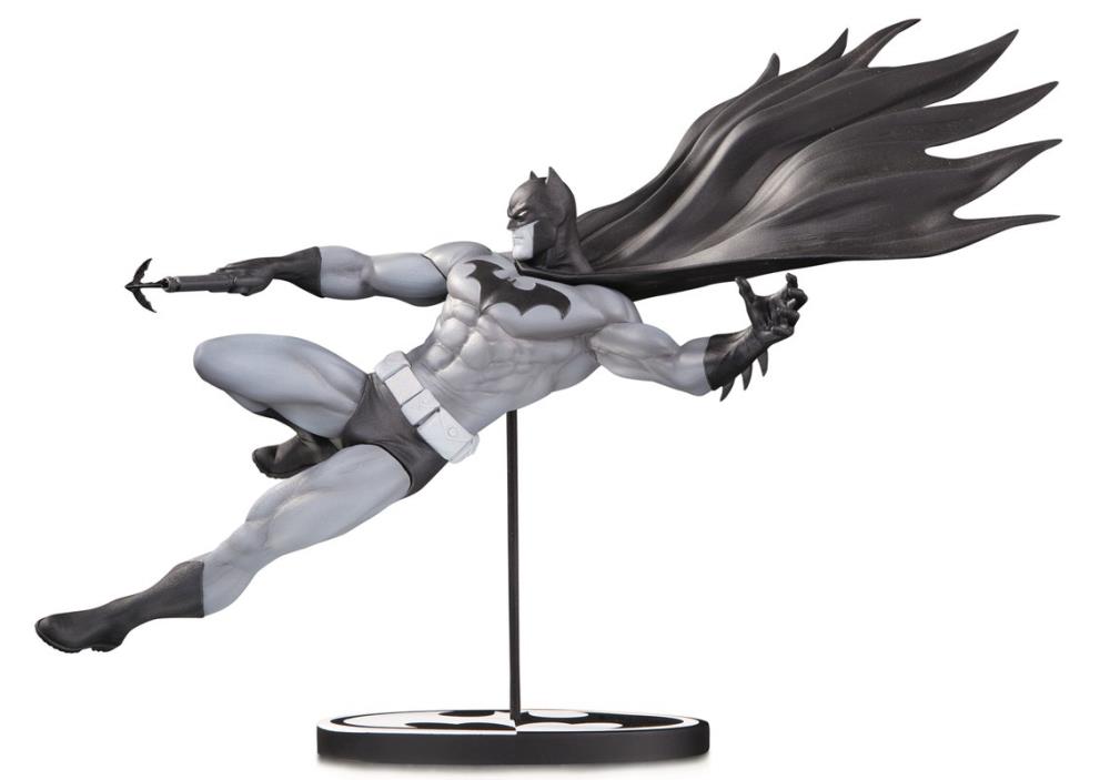 Batman Black and White Limited Edition Statue (Doug Mahnke) Gallery Image 3