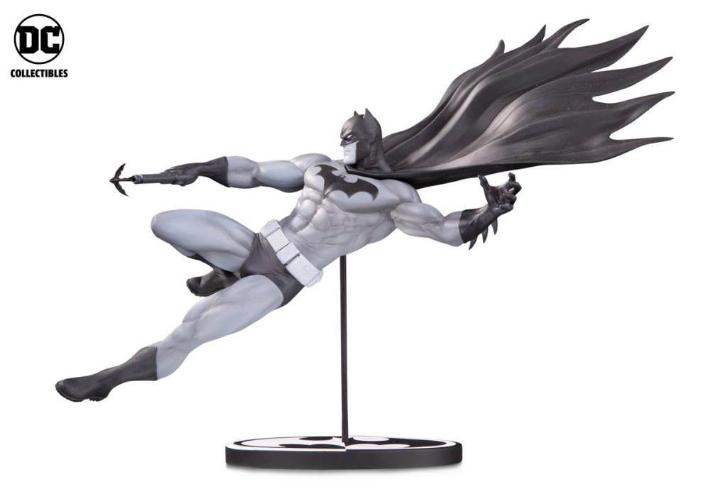 Batman Black and White Limited Edition Statue (Doug Mahnke) Gallery Image 4