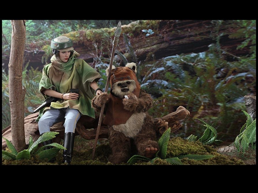 Star Wars: Return of the Jedi MMS551 Princess Leia & Wicket 1/6 Scale Collectible Figure Two-Pack Gallery Image 9