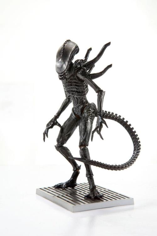 Aliens: Colonial Marines Alien Lurker 1:18 Scale Action Figure Gallery Image 7