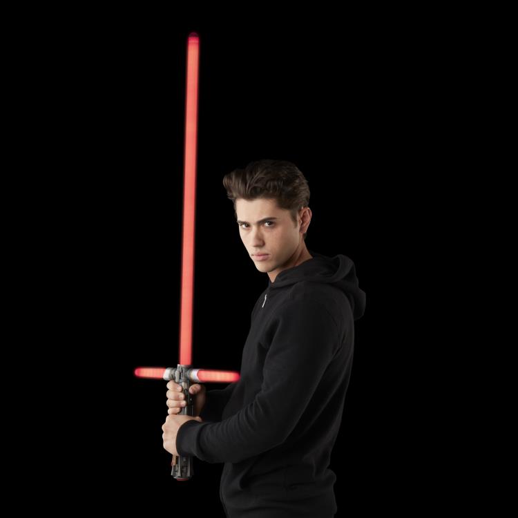 Star Wars: The Black Series Supreme Leader Kylo Ren (The Rise of Skywalker) Force FX Lightsaber Gallery Image 10
