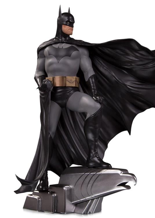 DC Designer Series Batman Limited Edition Deluxe Statue (Alex Ross) Gallery Image 3