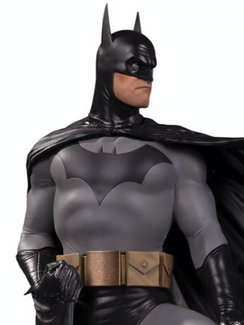 DC Designer Series Batman Limited Edition Deluxe Statue (Alex Ross) Gallery Image 2