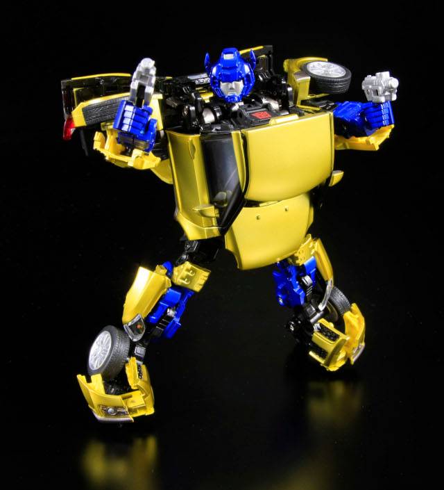 Transformers Alternity A-03G Suzuki Swift Gold Bug (Throttle Gold) Exclusive Gallery Image 4