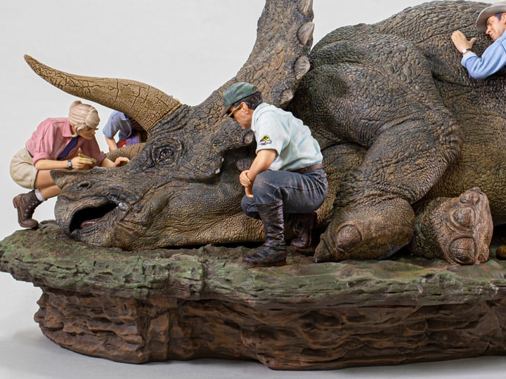Jurassic Park Triceratops 1/10 Deluxe Art Scale Limited Edition Diorama Statue Gallery Image 1