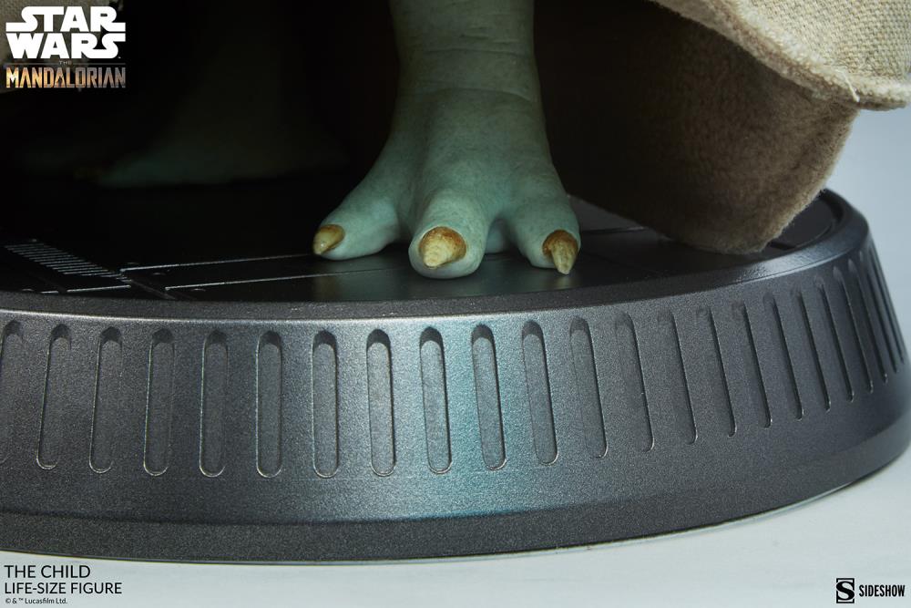 The Mandalorian The Child Life-Size Figure Gallery Image 17