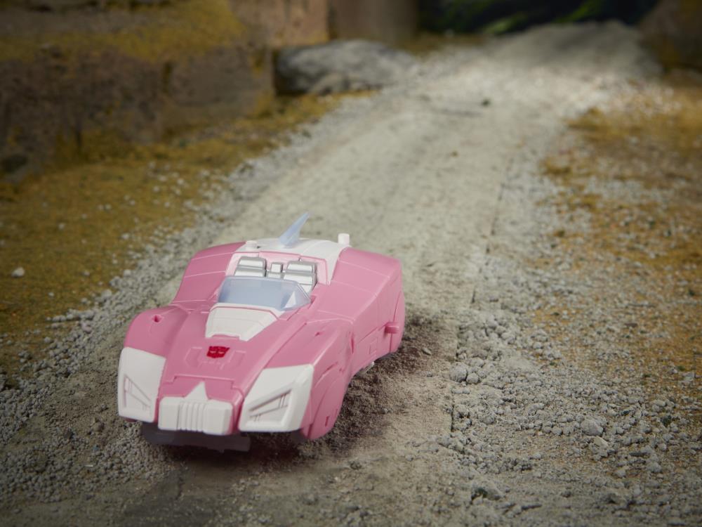 Transformers War for Cybertron: Earthrise Deluxe Arcee Gallery Image 4