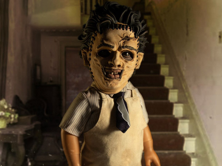 The Texas Chain Saw Massacre Mezco Designer Series Mega Scale Leatherface Gallery Image 1