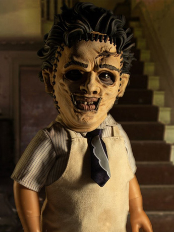 The Texas Chain Saw Massacre Mezco Designer Series Mega Scale Leatherface Gallery Image 2