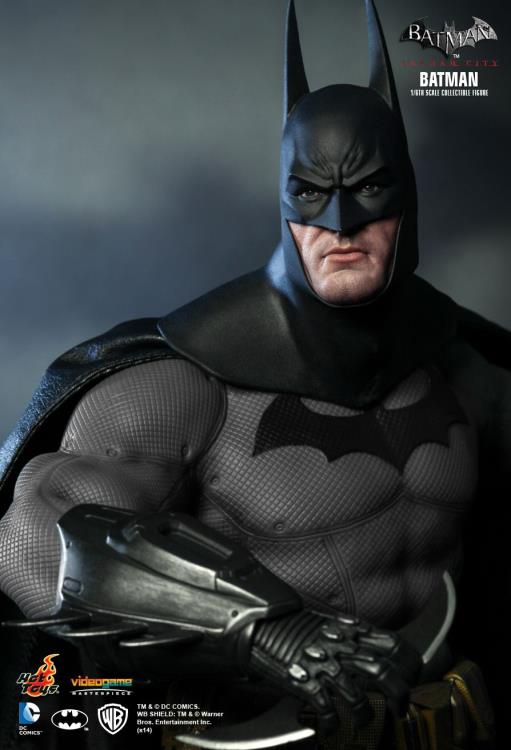 Batman: Arkham City VGM18 Batman 1/6th Scale Collectible Figure Gallery Image 6