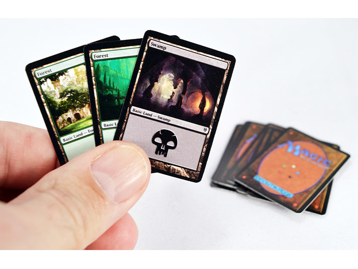 Magic: The Gathering World’s Smallest Jace vs. Vraska Duel Decks Gallery Image 1