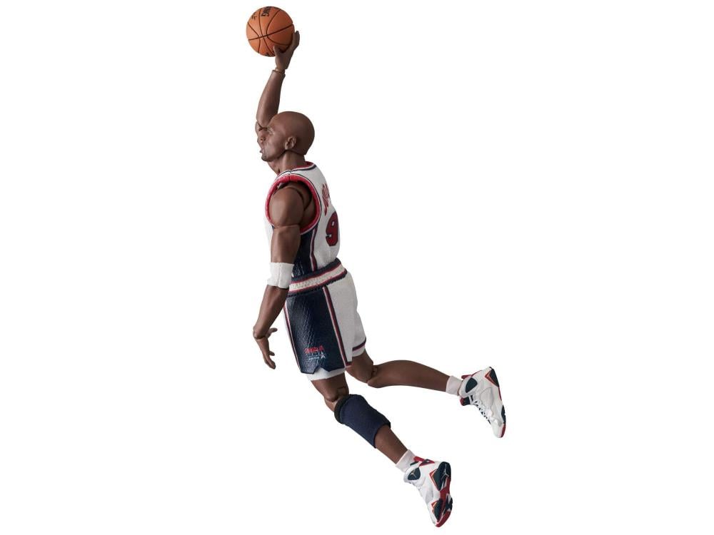 Michael Jordan (1992 Team USA) MAFEX No.132 Action Figure Gallery Image 9