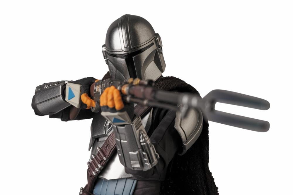 Star Wars MAFEX No.129 The Mandalorian (Beskar Armor) Action Figure Gallery Image 10