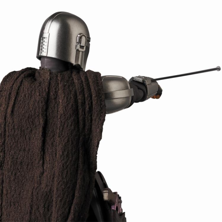 Star Wars MAFEX No.129 The Mandalorian (Beskar Armor) Action Figure Gallery Image 11