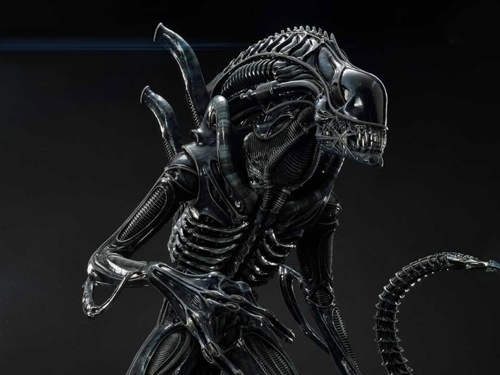 Aliens Premium Masterline Warrior Alien Statue Gallery Image 1