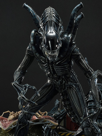 Aliens Premium Masterline Warrior Alien Statue Gallery Image 2