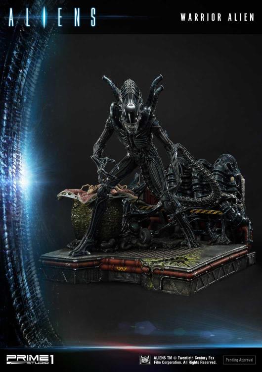 Aliens Premium Masterline Warrior Alien Statue Gallery Image 3