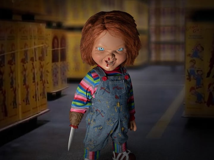 Child's Play 2 Mezco Designer Series Mega Scale Talking Chucky Gallery Image 1