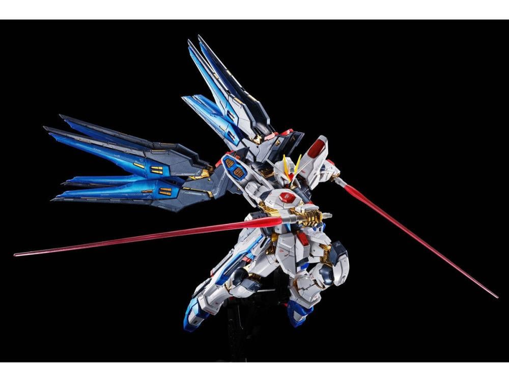 Mobile Suit Gundam SEED Destiny RG Strike Freedom Gundam (Titanium Finish) 1/144 Scale Exclusive Model Kit Gallery Image 7
