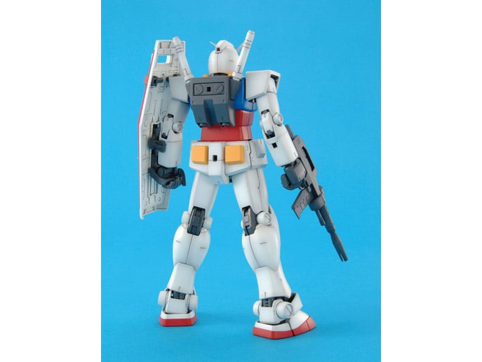 Mobile Suit Gundam MG RX-78-2 Gundam (Ver. 2.0) 1/100 Scale Model Kit Gallery Image 3