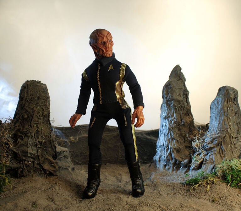 Star Trek Discovery Saru 8" Mego Figure Gallery Image 7