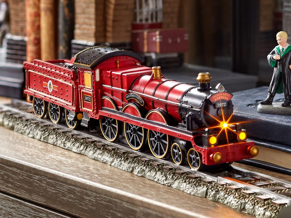 Harry Potter Village Hogwarts Express Gallery Image 3