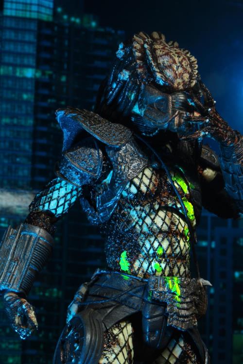 Predator 2 Ultimate Battle-Damaged City Hunter Action Figure Gallery Image 8