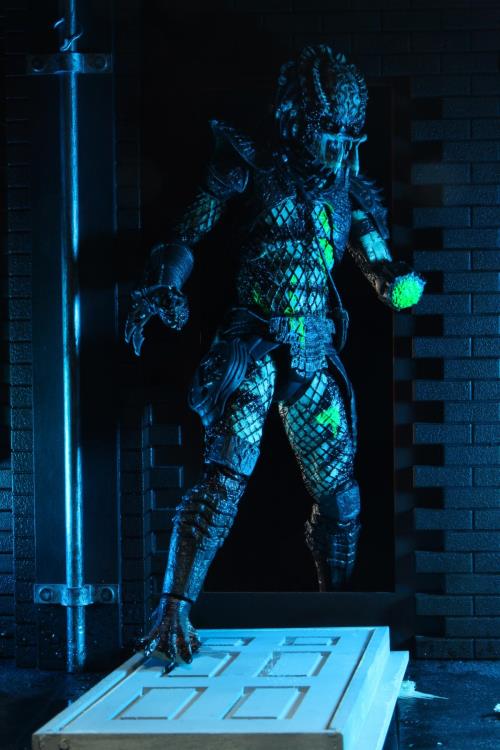 Predator 2 Ultimate Battle-Damaged City Hunter Action Figure Gallery Image 6
