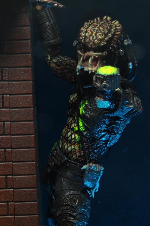 Predator 2 Ultimate Battle-Damaged City Hunter Action Figure Gallery Image 9