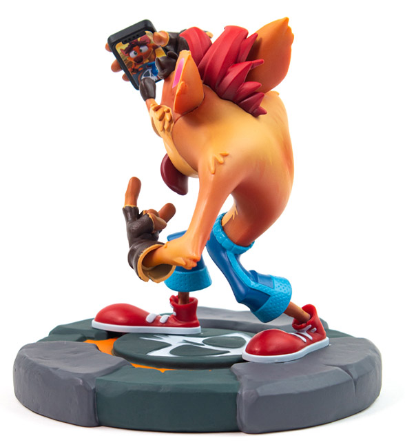 Crash Bandicoot 4: It's About Time Crash Bandicoot Selfie Statue Gallery Image 4