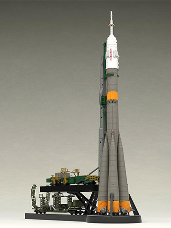 Soyuz Rocket & Transport Train 1/150 Scale Model Kit (Reissue) Gallery Image 2