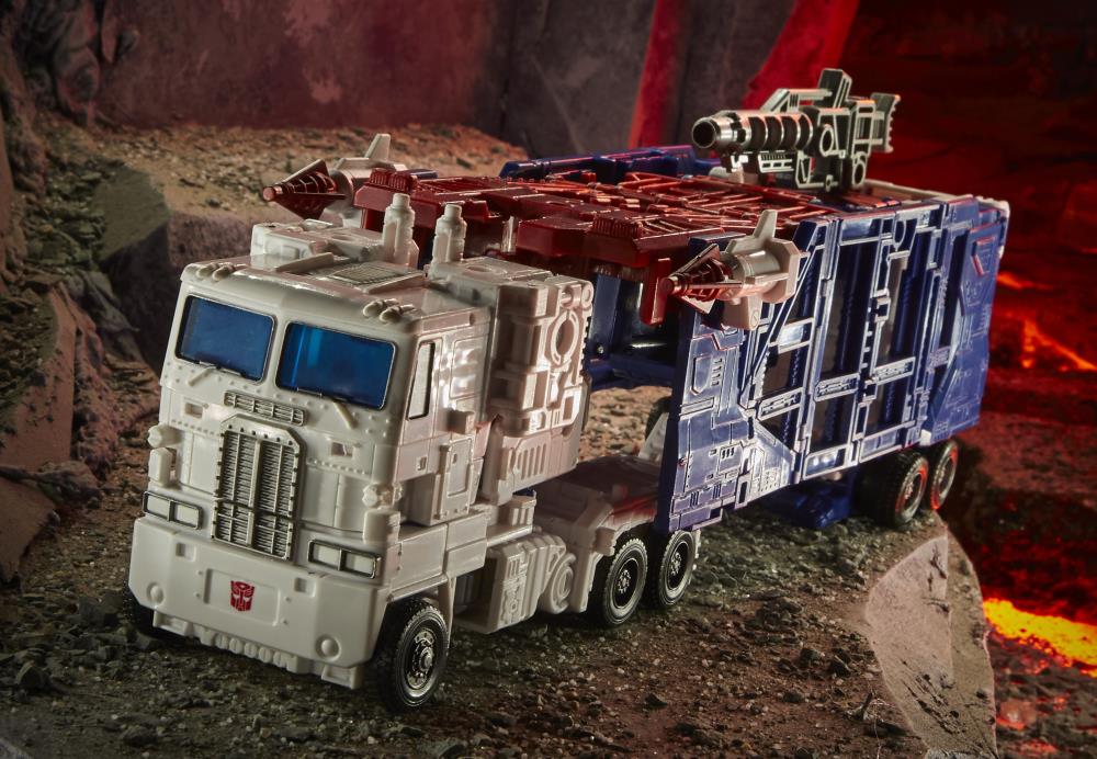 Transformers War for Cybertron: Kingdom Leader Ultra Magnus Gallery Image 7