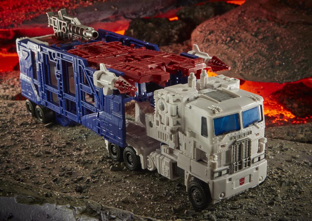 Transformers War for Cybertron: Kingdom Leader Ultra Magnus Gallery Image 6