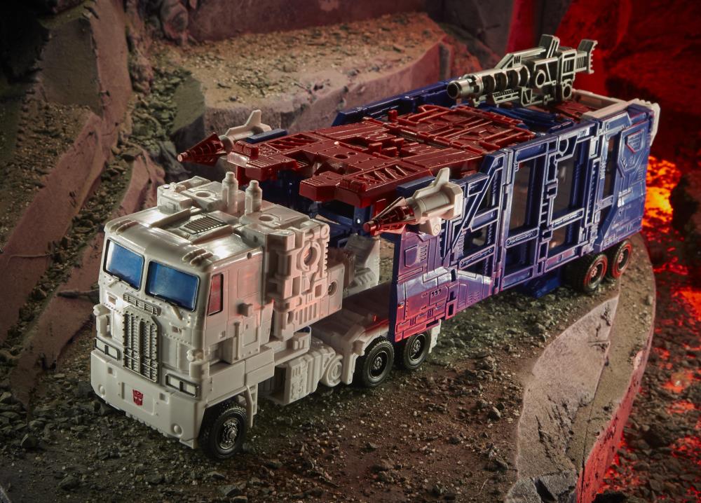 Transformers War for Cybertron: Kingdom Leader Ultra Magnus Gallery Image 8