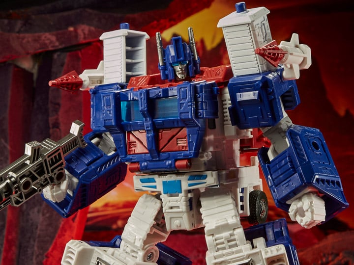 Transformers War for Cybertron: Kingdom Leader Ultra Magnus Gallery Image 1
