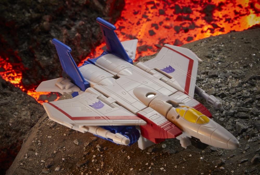 Transformers War for Cybertron: Kingdom Core Starscream Gallery Image 6