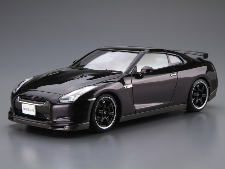 Nissan (2009) R35 GT-R Spec-V 1/24 Scale Model Kit Gallery Image 1
