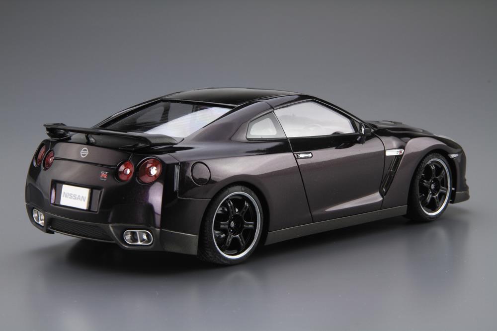 Nissan (2009) R35 GT-R Spec-V 1/24 Scale Model Kit Gallery Image 3