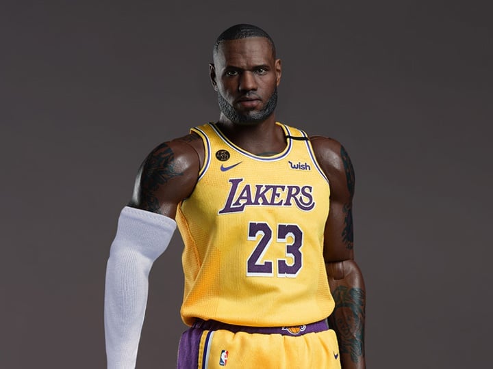 NBA Real Masterpiece LeBron James (Lakers Home) 1/6 Scale Figure Gallery Image 1